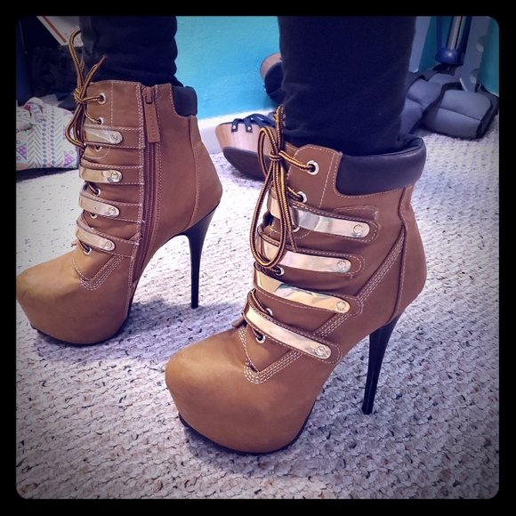 Breckelles Shoes - Breckelle's Blazer lace & zip heels NWOT